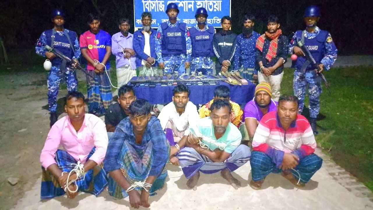 হাতিয়ায় অস্ত্রসহ ১৪ ডাকাত গ্রেফতার