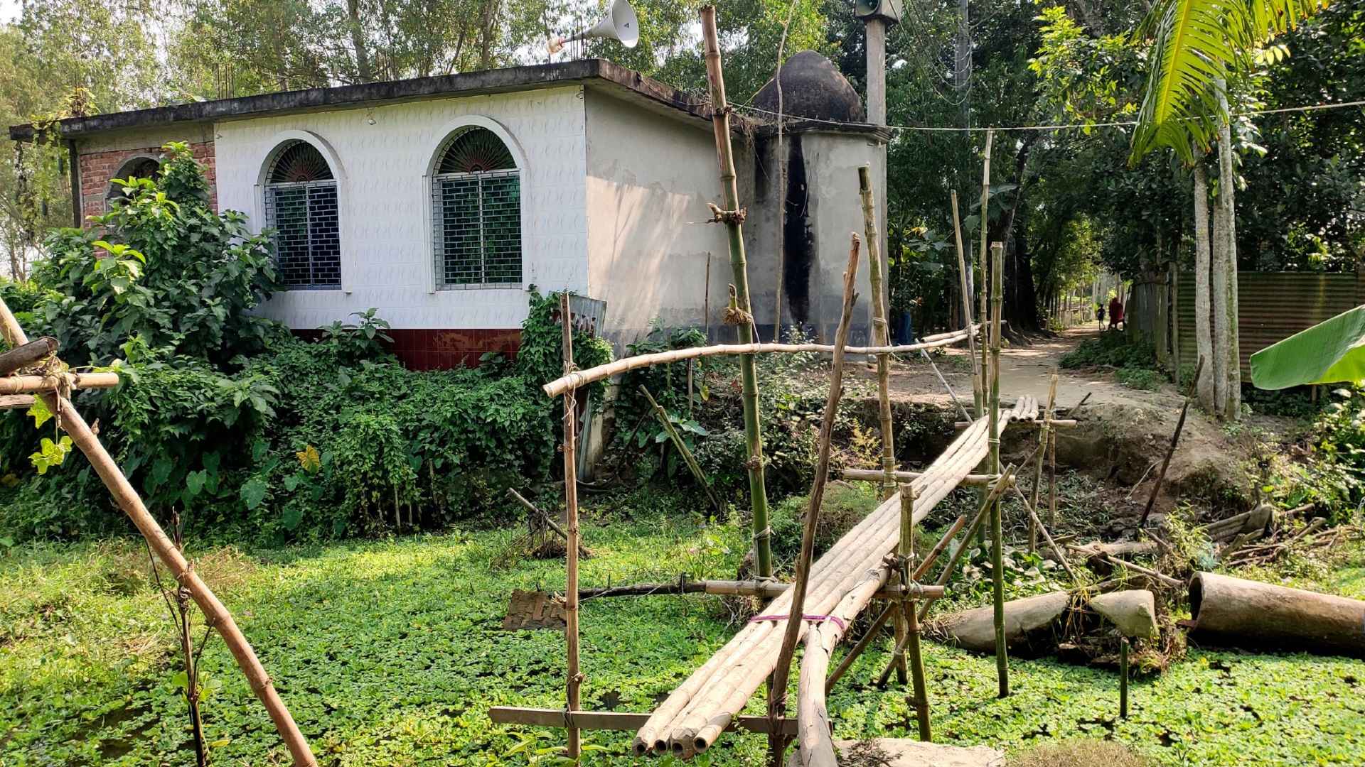 বন্যায় মসজিদে যাওয়ার রাস্তা ভাঙনের ৩ মাস পরেও হয়নি মেরামত