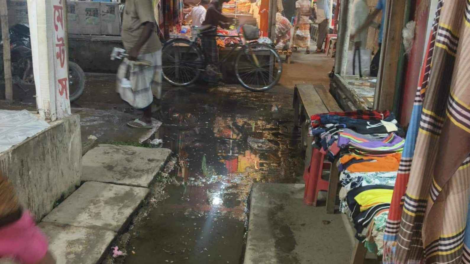 বাজারে বেহাল অবস্থায় ড্রেনেজ, দুর্ভোগ ক্রেতা-বিক্রেতা