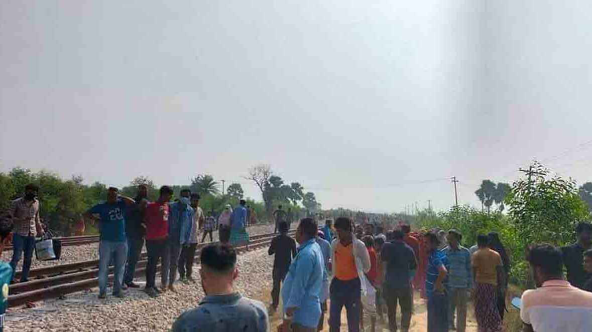 ট্রেনের ধাক্কায় অটোরিকশার ৫ যাত্রী নিহত