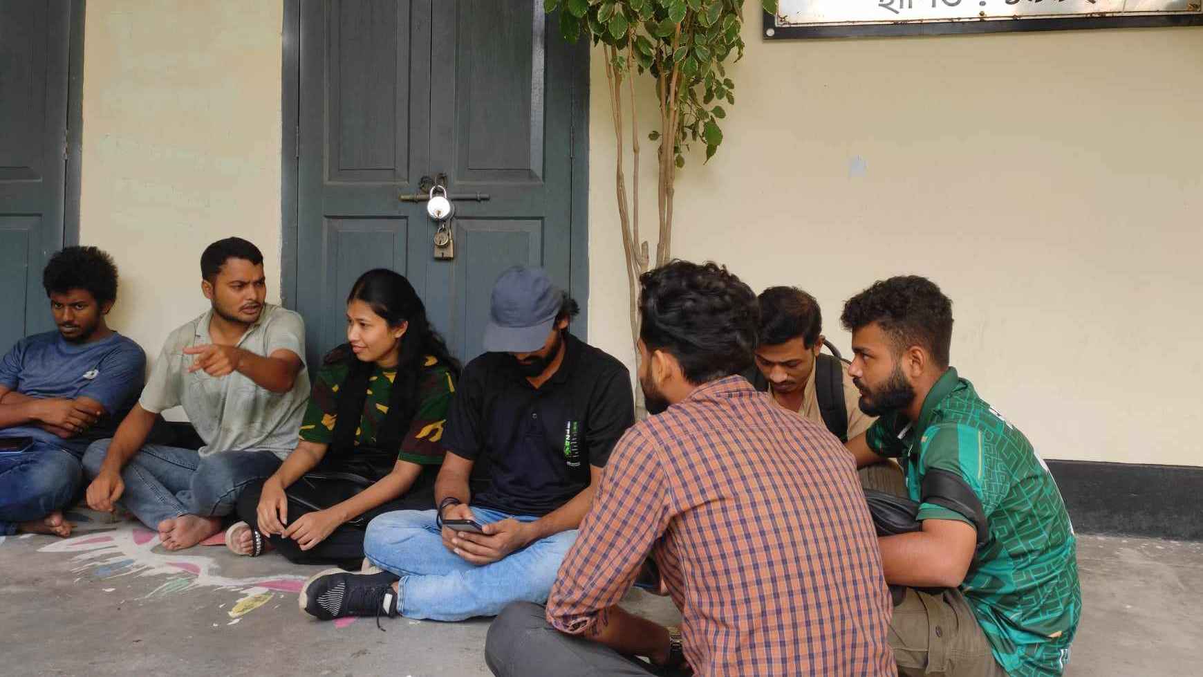 ৯ মাসেও রেজাল্ট না পাওয়ায় রাবি সংবাদিকতা বিভাগে শিক্ষার্থীদের তালা