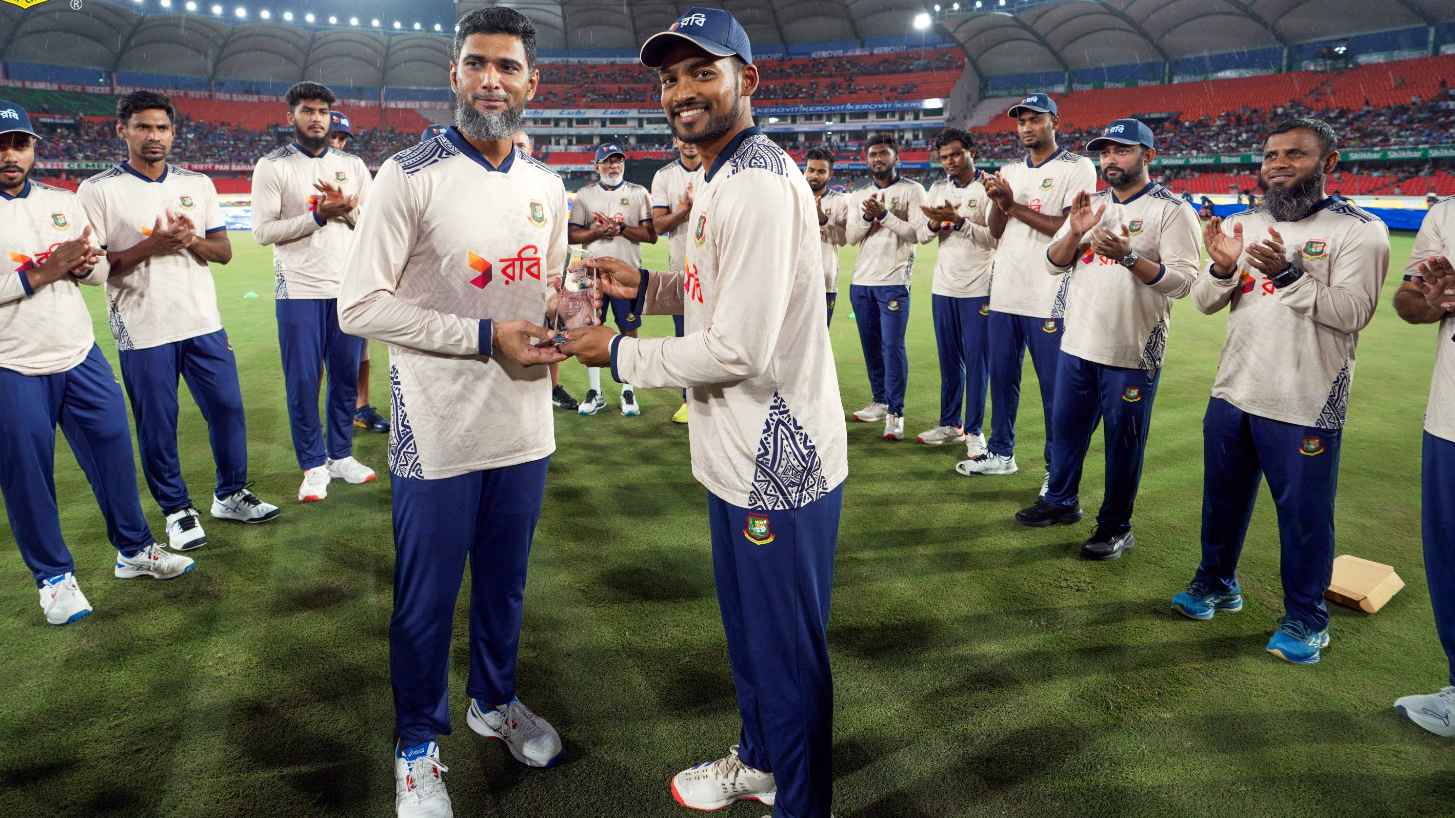 রিয়াদকে বিদায়ী সম্মাননা সতীর্থদের