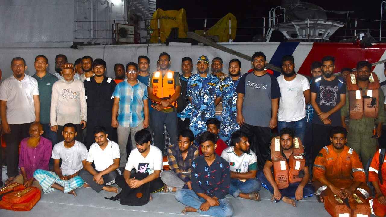 তেলবাহী ট্যাংকারে আগুন, ৪৮ ক্রু উদ্ধার