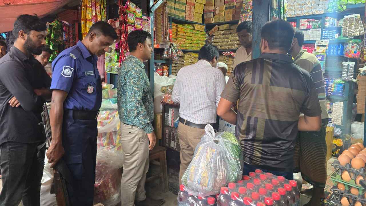 সিরাজগঞ্জে ডিমের বাজারে অভিযান, ৪৫ হাজার টাকা জরিমানা