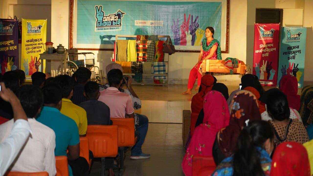 পোশাক শ্রমিকদের না বলা কথা উঠে এলো ‘জুলেখার জীবন’ নাট্য প্রদর্শনীতে