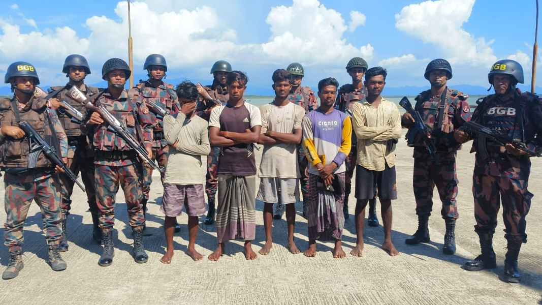 মিয়ানমার থেকে ৫ জেলেকে ফেরত আনলো বিজিবি