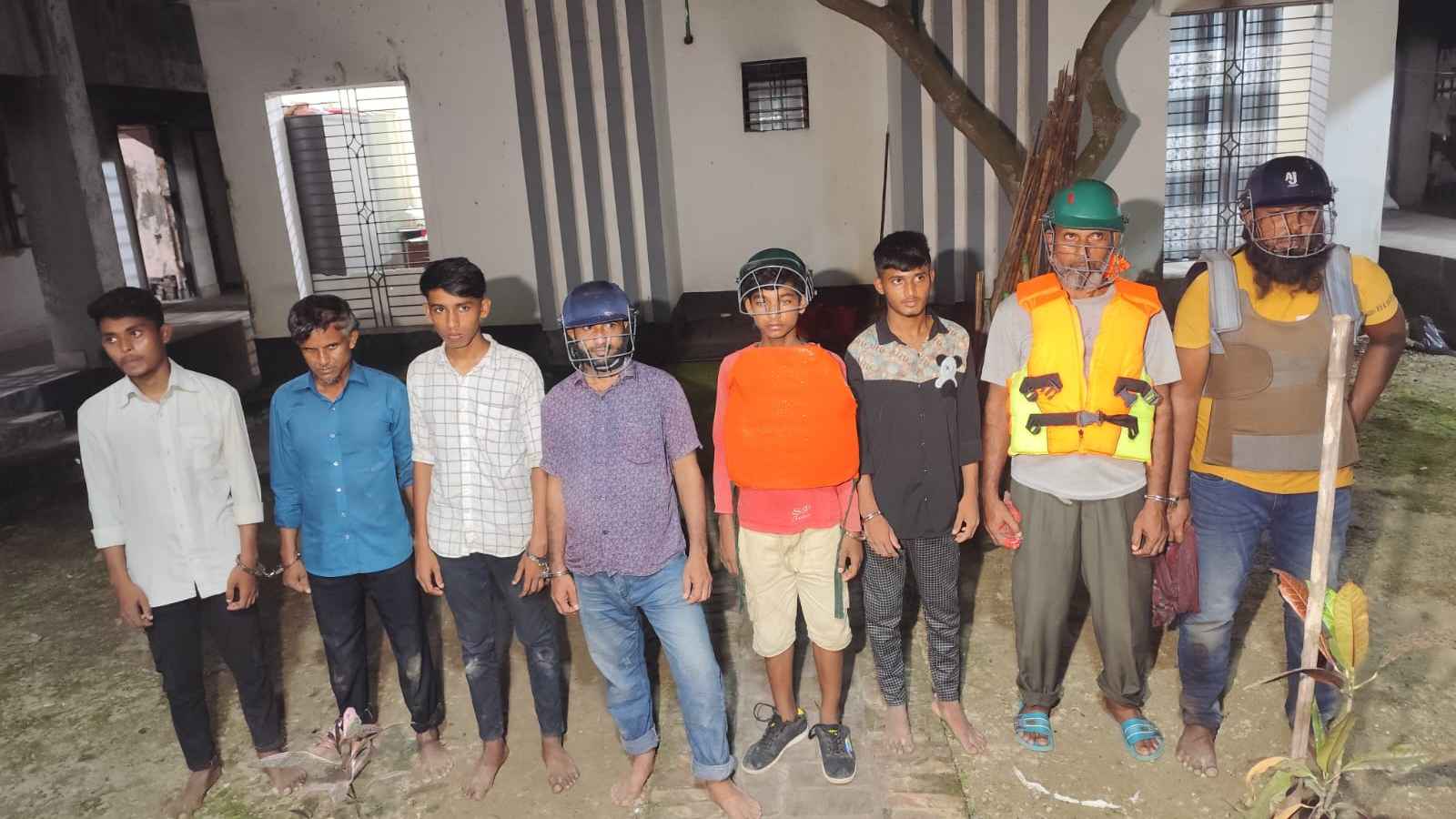 ব্রাহ্মণবাড়িয়ায় দুপক্ষের সংঘর্ষ, ককটেল ও দেশীয় অস্ত্র উদ্ধারসহ আটক ৮