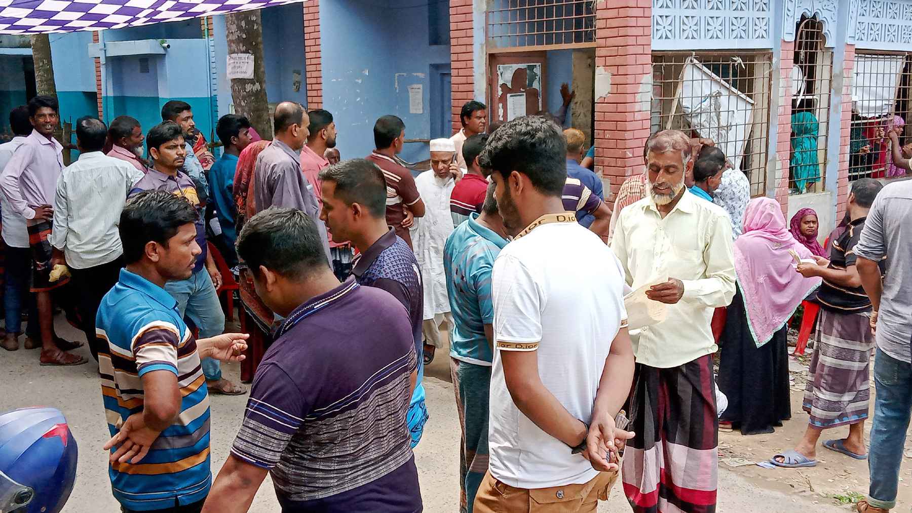 জোড়াতালি দিয়েও ঠিকমতো চলছে না মহেশপুর সাব-রেজিস্ট্রি অফিস