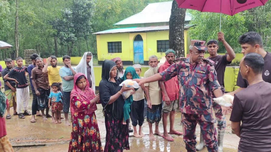 ময়মনসিংহে বিজিবির উদ্ধার ও ত্রাণ সরবরাহ অব্যাহত
