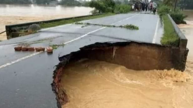 পাহাড়ি ঢলে নালিতাবাড়ী- শেরপুর সড়ক ভেঙে যোগাযোগ বিচ্ছিন্ন