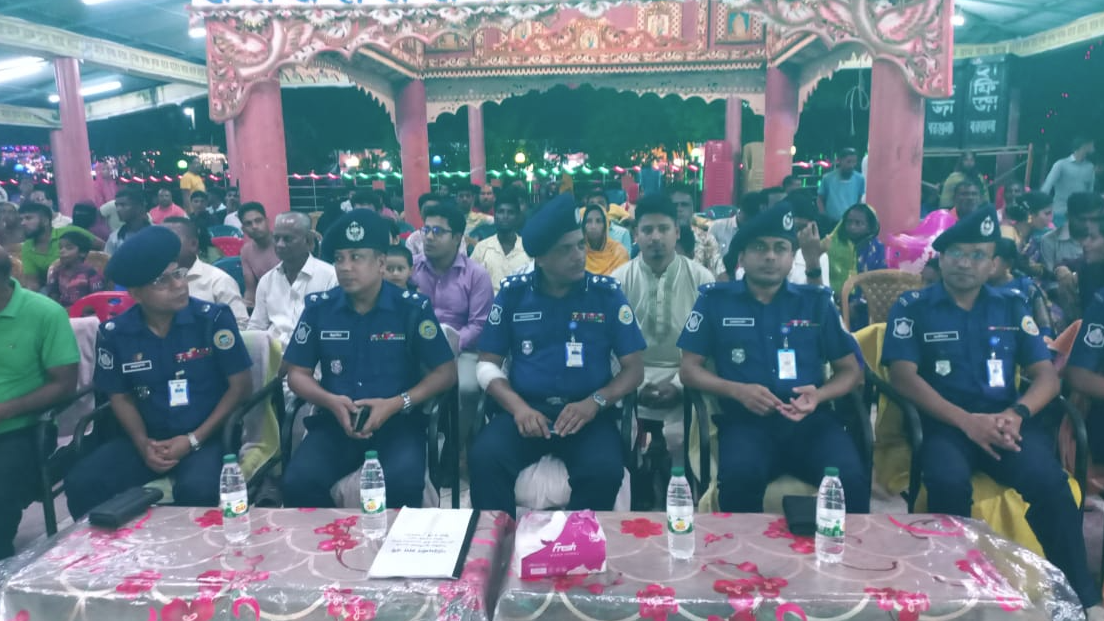 বরগুনায় পূজামণ্ডপ পরিদর্শনে বরিশালের ডিআইজি