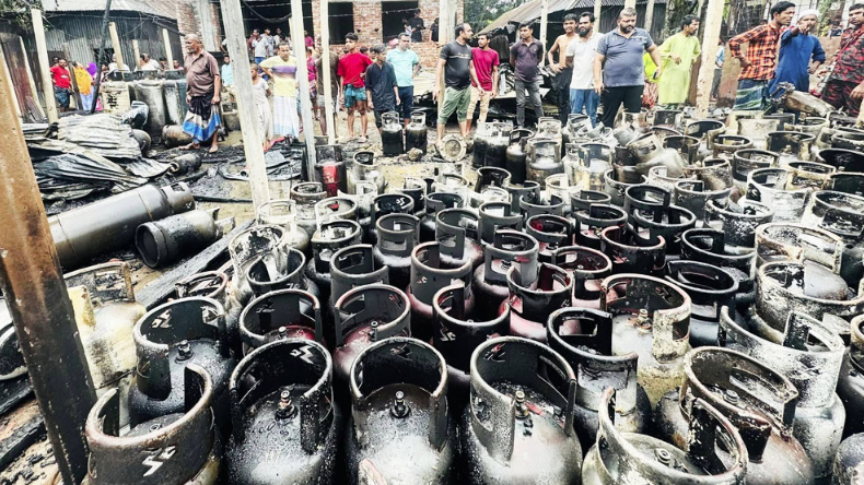 ময়মনসিংহের গ্যাস সিলিন্ডার গোডাউনে ভয়াবহ আগুন