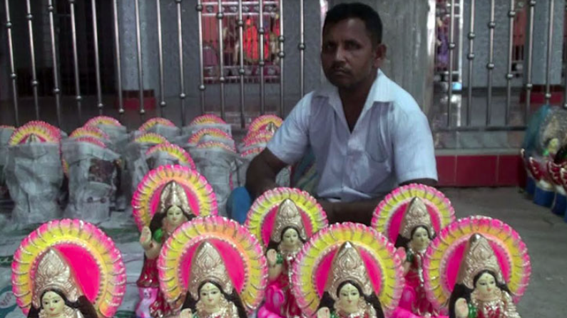 কোটালীপাড়ায় জমে উঠেছে লক্ষ্মী প্রতিমার হাট