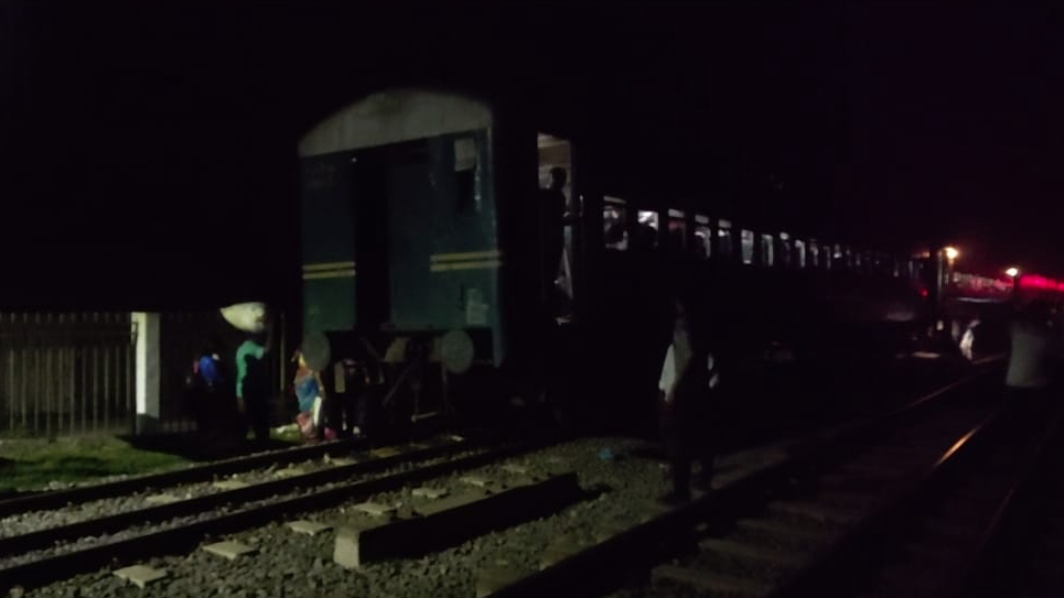 সিরাজগঞ্জে লাইট ইঞ্জিনে গন্তব্যে গেল লাইনচ্যুত ঢাকা কমিউটার ট্রেন