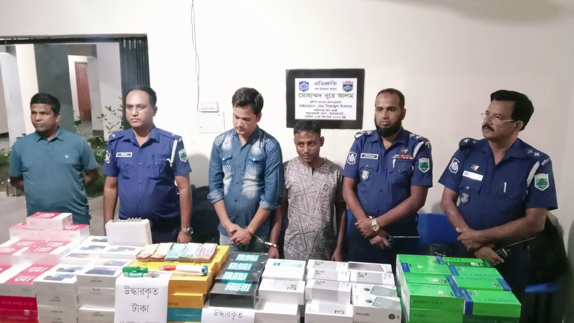 জয়পুরহাটে ১৯৫ মোবাইল ফোন ও নগদ টাকা উদ্ধার, গ্রেফতার ২