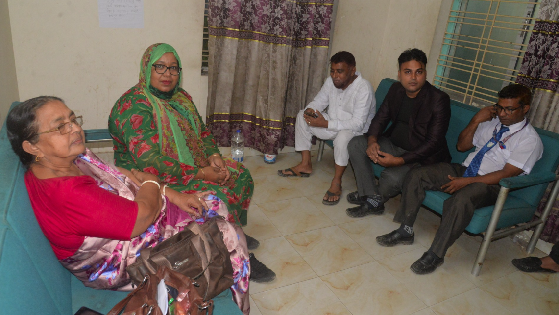 শেখ হাসিনার গুণকীর্তন করে সংগীত, আটক ৫