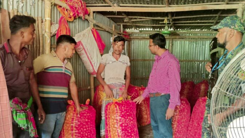 ফরিদপুরে পেঁয়াজের আড়তে অভিযান
