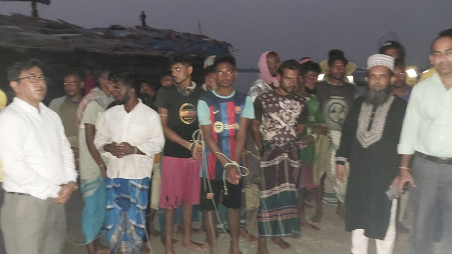 শিবচরে নিষেধাজ্ঞা অমান্য করায় ১৫ জেলে আটক