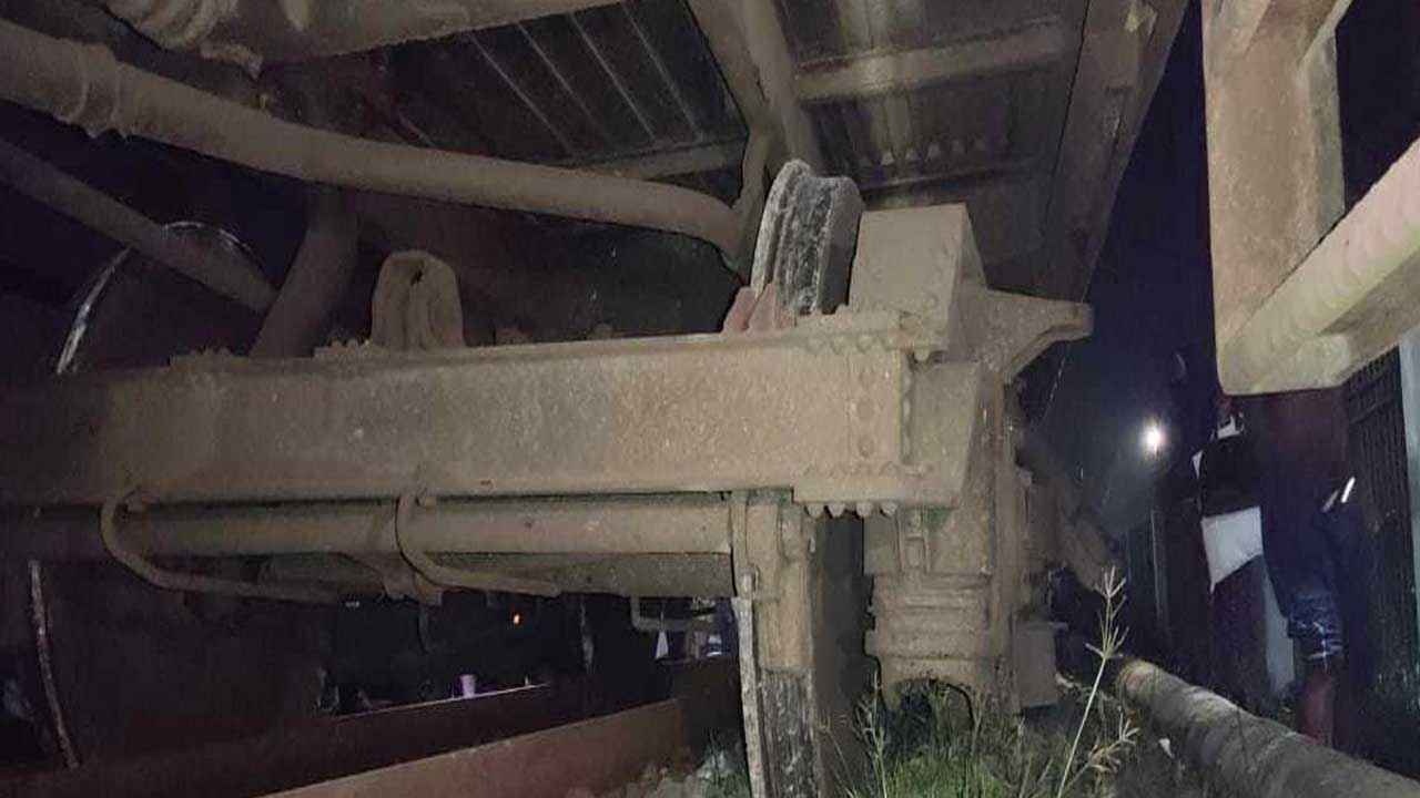 বগি লাইনচ্যুত, ঢাকা-রাজশাহী রুটে ট্রেন চলাচল বন্ধ