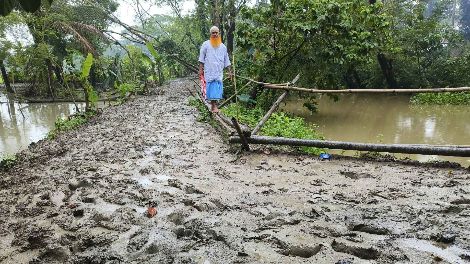 সড়কে বাঁশের সাঁকো, শিক্ষার্থী-রোগীসহ সবার ভোগান্তি চরমে