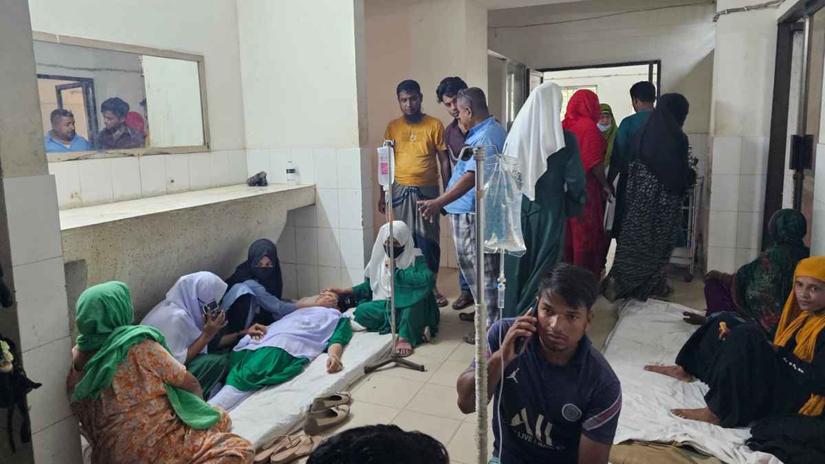 কুমিল্লায় ক্লাস চলাকালে ১৫ শিক্ষার্থী অসুস্থ, হাসপাতালে ভর্তি