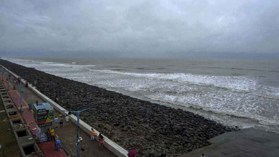 ভারতের দিঘায় সমুদ্রে নামতে বাধা পর্যটকদের