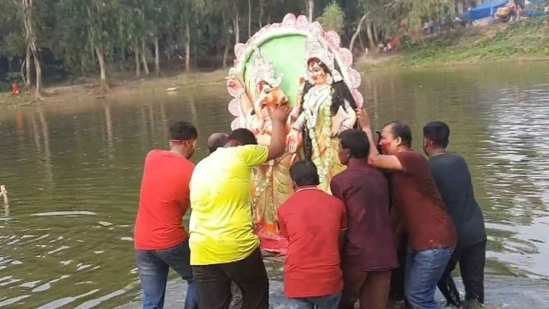 বোচাগঞ্জে উৎসবমুখর পরিবেশে প্রতিমা বিসর্জন