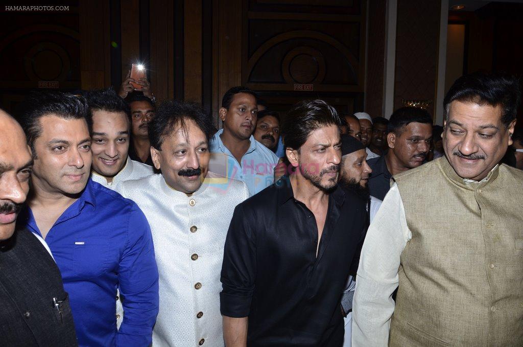 hpse_fullsize__1351425897_Salman_Khan,_Shahrukh_Khan_at_Baba_Siddiqui_s_iftar_party_in_Mumbai_on_6th_July_2014_(137)_53ba45b3247fb