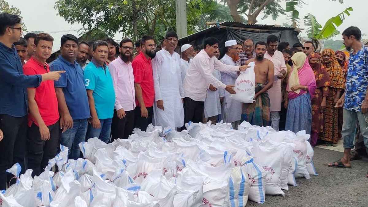 যশোরে বন্যা দুর্গত মানুষের মাঝে বিএনপির ত্রাণ বিতরণ