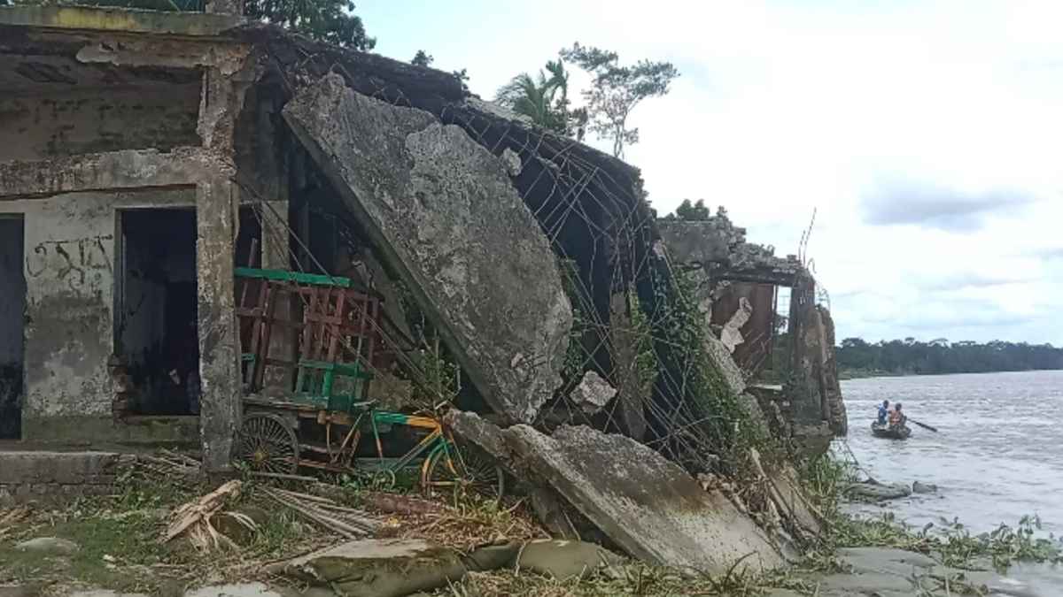 নদীর ভাঙনের কবলে বিদ্যালয়, ঝুঁকিতে শতাধিক বসতবাড়ি