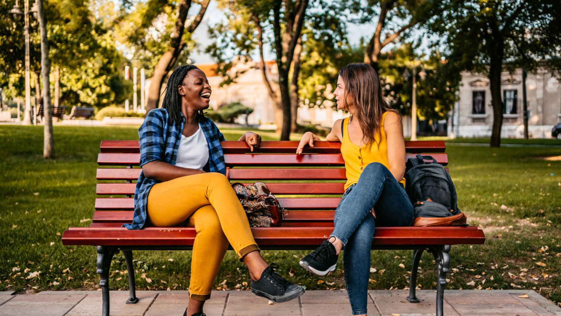 পায়ের ওপর পা তুলে বসেন? জানুন কী ক্ষতি হচ্ছে শরীরের