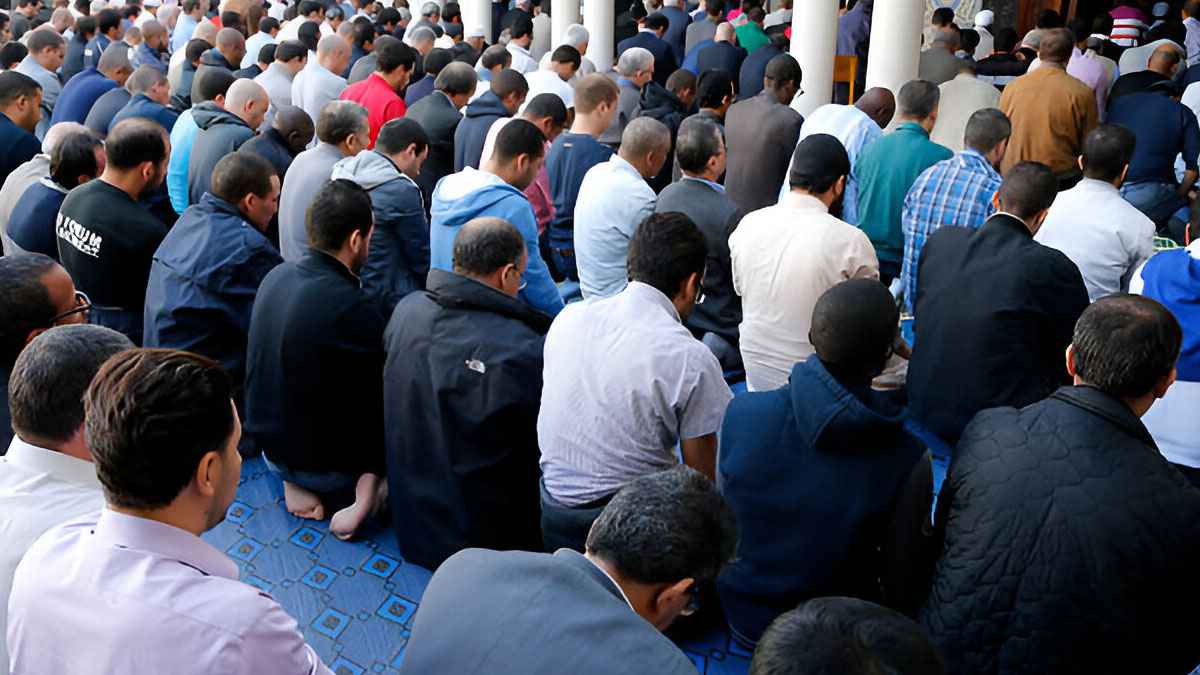 নামাজের পর মাথায় হাত রেখে দোয়ার কথা হাদিসে আছে কি?