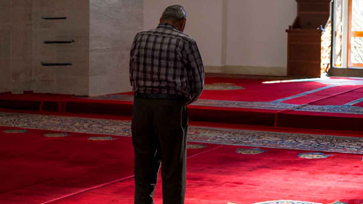 জোহর-আছর একাকী পড়লে উঁচু আওয়াজে কেরাত পড়া যাবে?