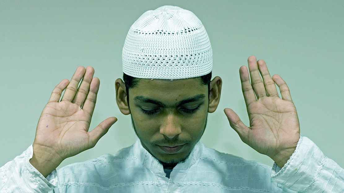 নামাজের তাকবিরে হাত কতটা উঠাতে হয়