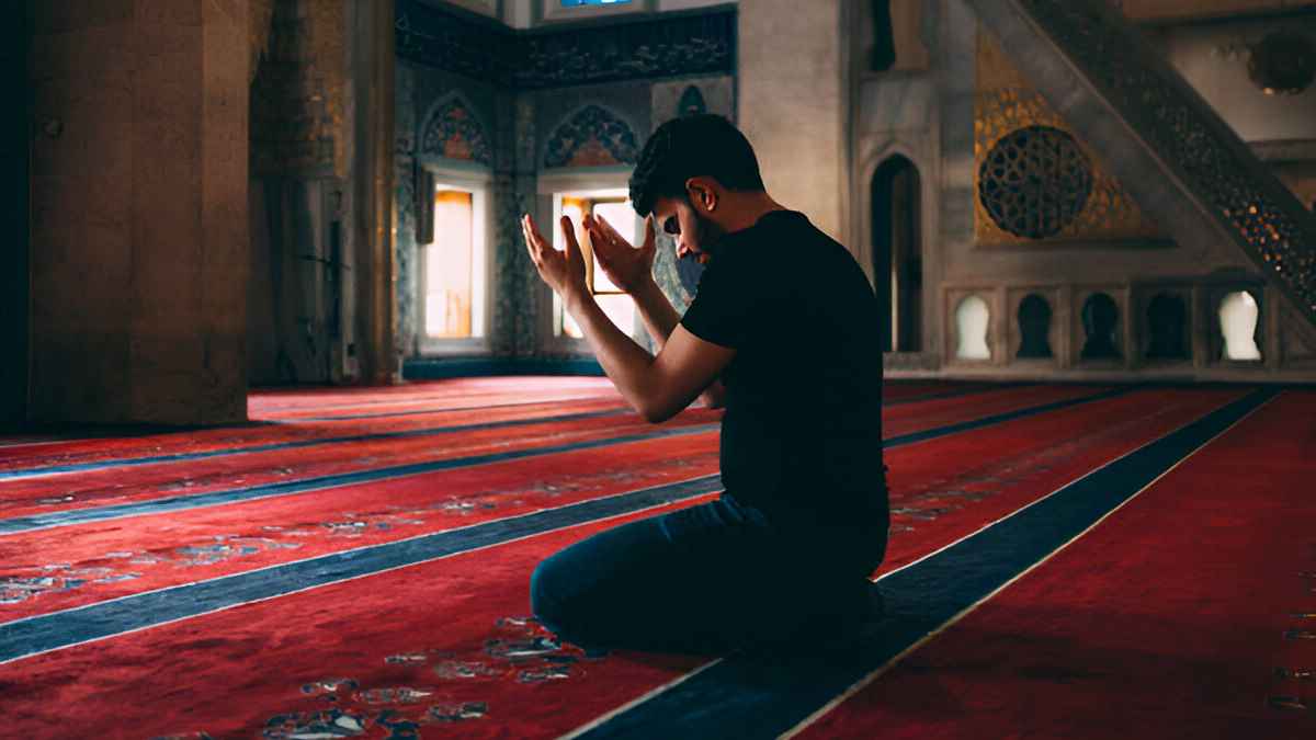 নামাজির পেছনে লেগে থাকা শয়তানের নাম কী