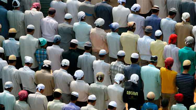 নামাজে পা ছড়িয়ে দাঁড়ানো শুদ্ধ, নাকি কাঁধ মেলানো?