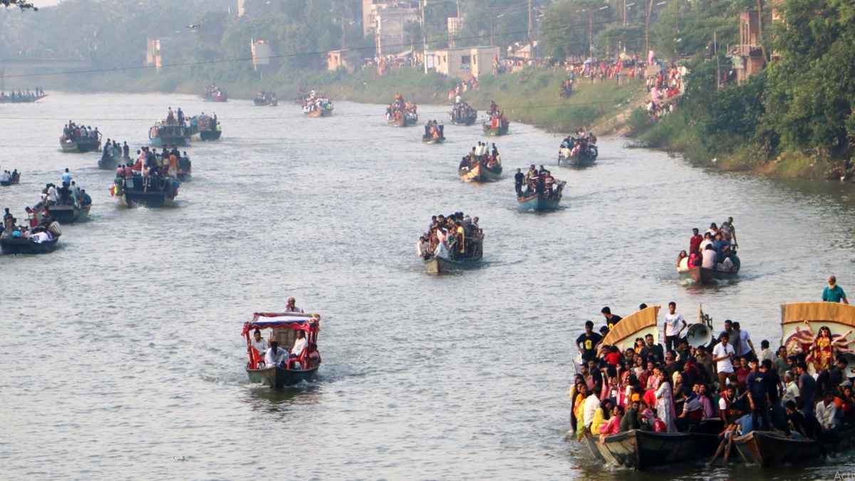 নওগাঁয় নৌ-শোভাযাত্রার মধ্য দিয়ে প্রতিমা বিসর্জন