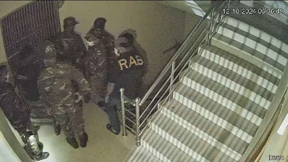 সেনাবাহিনী-র্যাবের পোশাক পরে ডাকাতির ঘটনায় আটক ৫