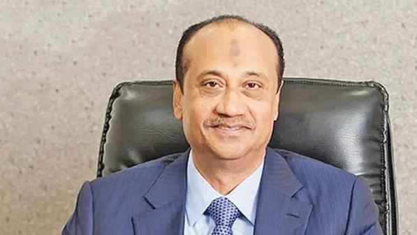 পরিবারের সদস্যসহ এস আলম গ্রুপের চেয়ারম্যানের দেশত্যাগে নিষেধাজ্ঞা