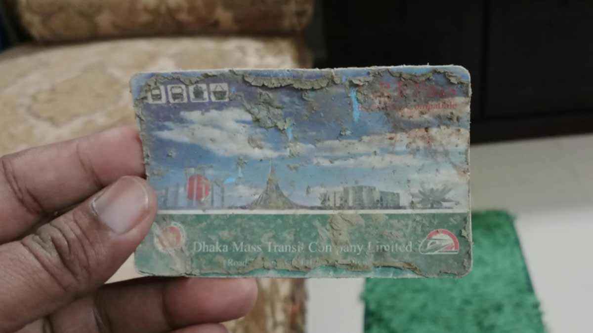রাস্তায় পড়ে আছে মেট্রোরেলের টিকিট!