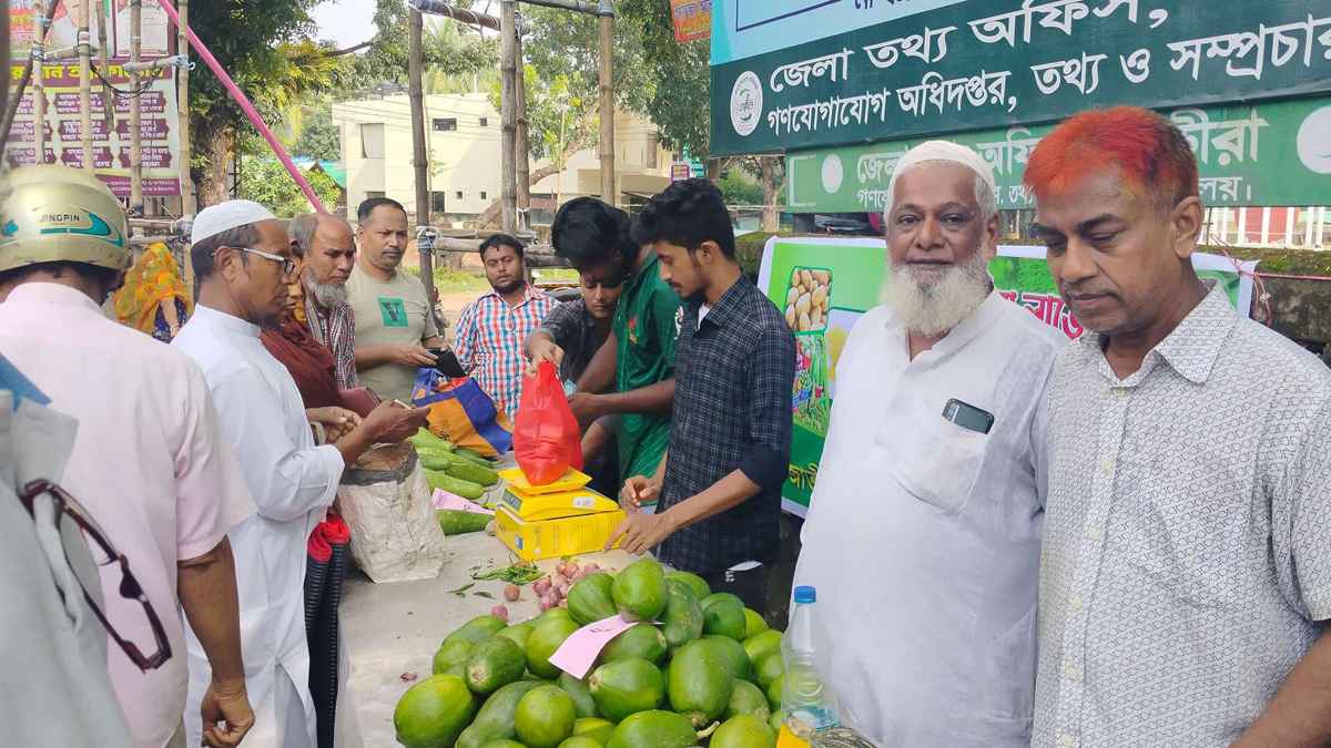 বিনা লাভের দোকান: কম দামে নিত্যপ্রয়োজনীয় পণ্য পেয়ে খুশি ভোক্তারা