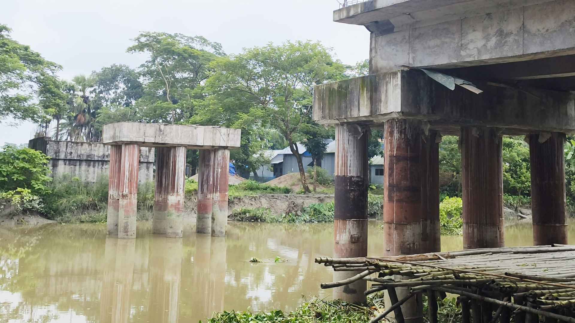 বরগুনায় ১৯ মাসের কাজ শেষ হয়নি ৫ বছরেও, ঠিকাদার লাপাত্তা