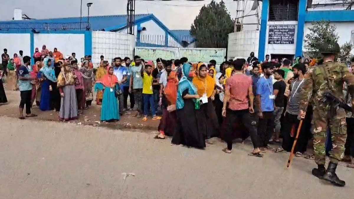 গাজীপুরে পোশাক কারখানায় শ্রমিক অসন্তোষ, ঘণ্টাব্যাপী সড়ক অবরোধ