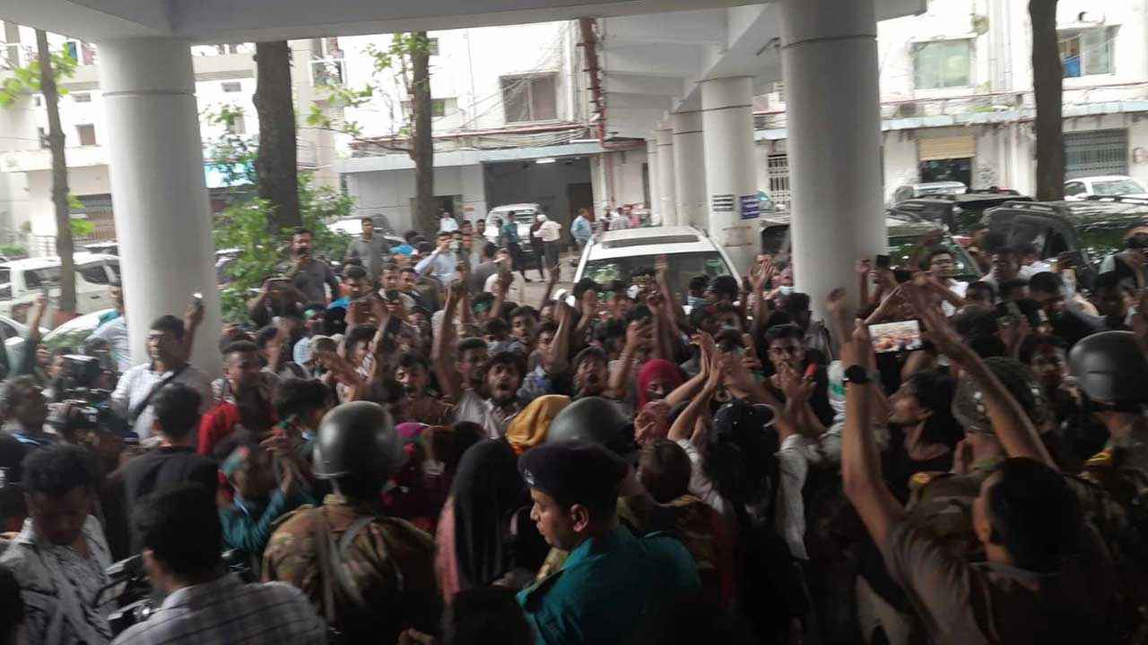 সচিবালয়ে সেনা-পুলিশের ধাওয়ায় ছত্রভঙ্গ শিক্ষার্থীরা