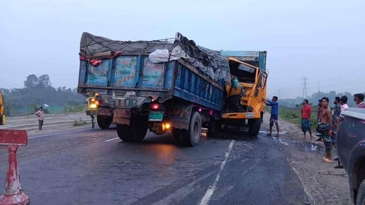 টাঙ্গাইলে ট্রাক-কাভার্ডভ্যানের মুখোমুখি সংঘর্ষে প্রাণ গেল ২ জনের