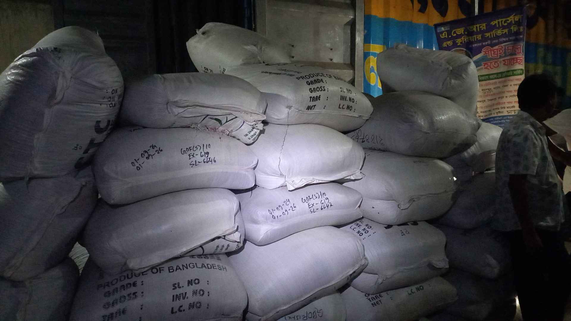 অবৈধভাবে পাঠানোর সময় কুরিয়ার সার্ভিস থেকে ৭৫ বস্তা চা জব্দ