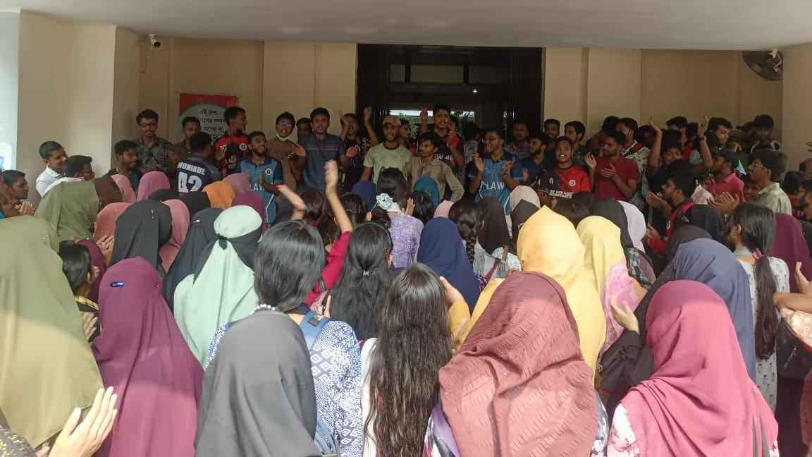 সেমিস্টার পদ্ধতি বাতিলের দাবিতে আমরণ অনশনে রাবি আইন অনুষদের শিক্ষার্থী