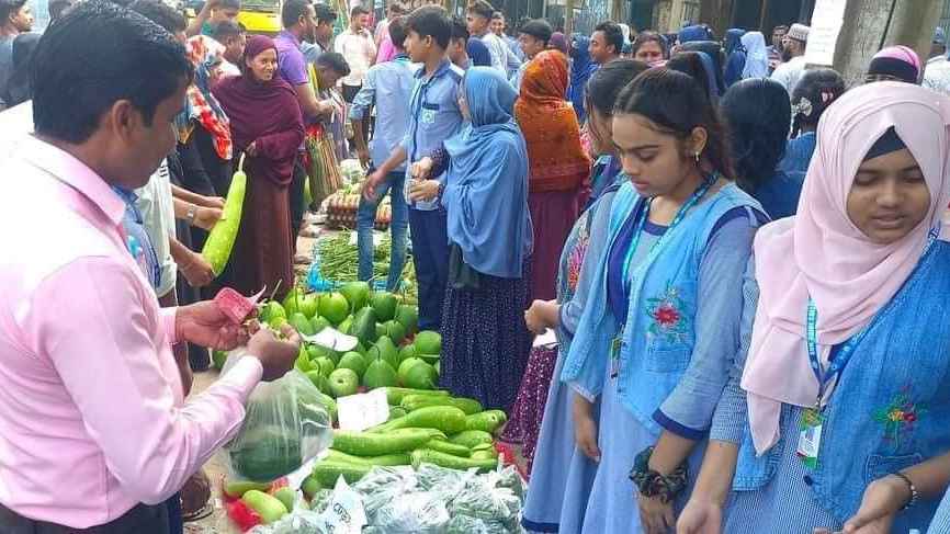 গোয়ালন্দে সুলভ মূল্যে শিক্ষার্থীদের সবজি বিক্রি
