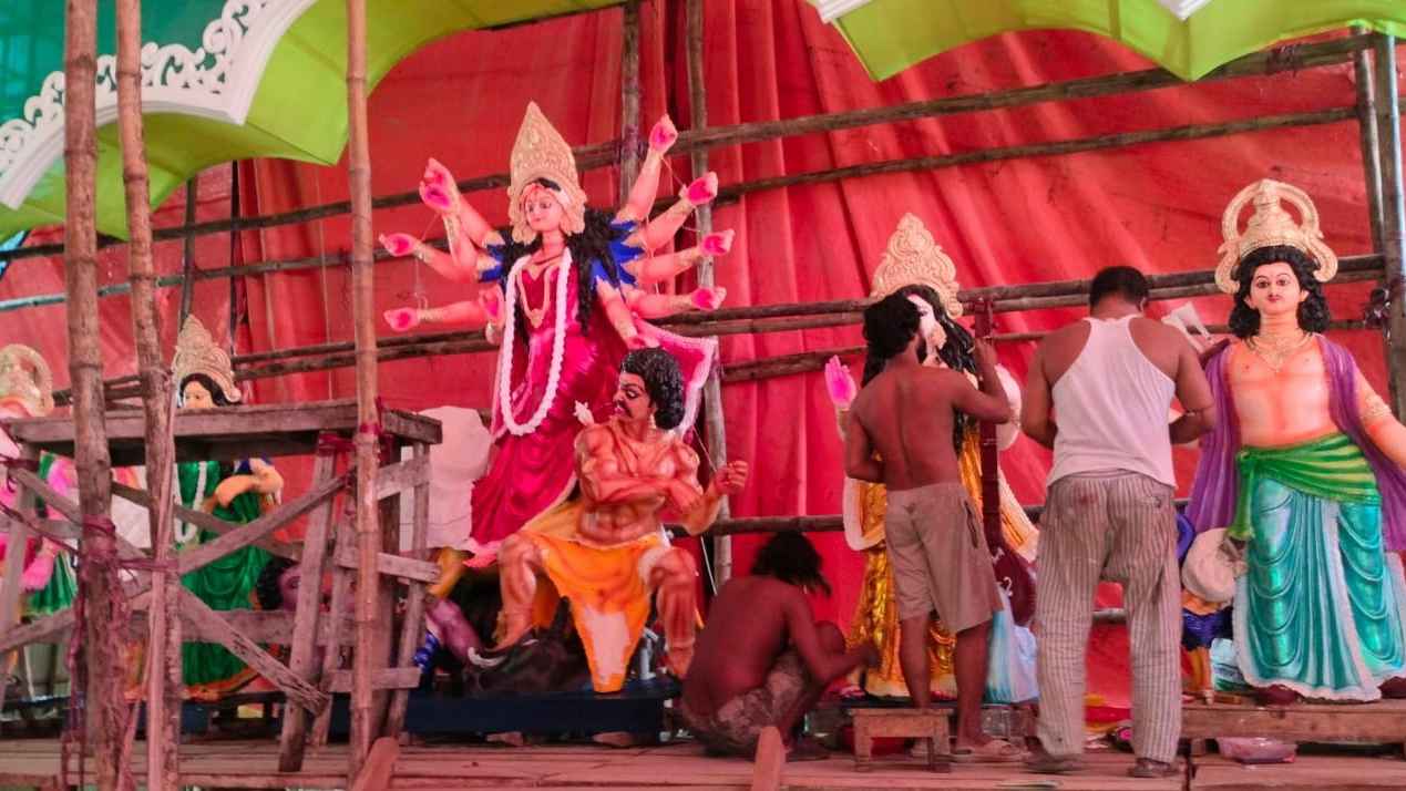 দুর্গাপূজা উপলক্ষে ব্যস্ত সময় পার করছেন মৃৎশিল্পীরা