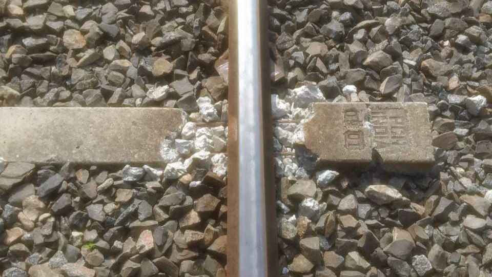 নাটোরে রেললাইনে প্রতিনিয়তই চুরি হচ্ছে ক্লিপ, ঝুঁকি নিয়ে চলছে ট্রেন